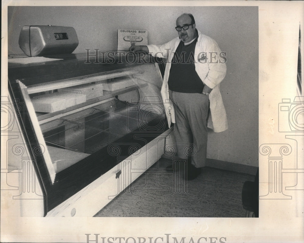 1973 Press Photo Irving Alperstein Steak Place Low Supply Of Meat - RSH07021 - Historic Images