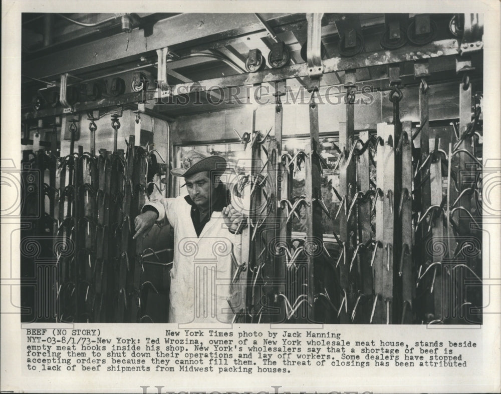 1973 Press Photo Ted Wrozina Of NY Wholesale Meat House Has Empty Hooks - Historic Images