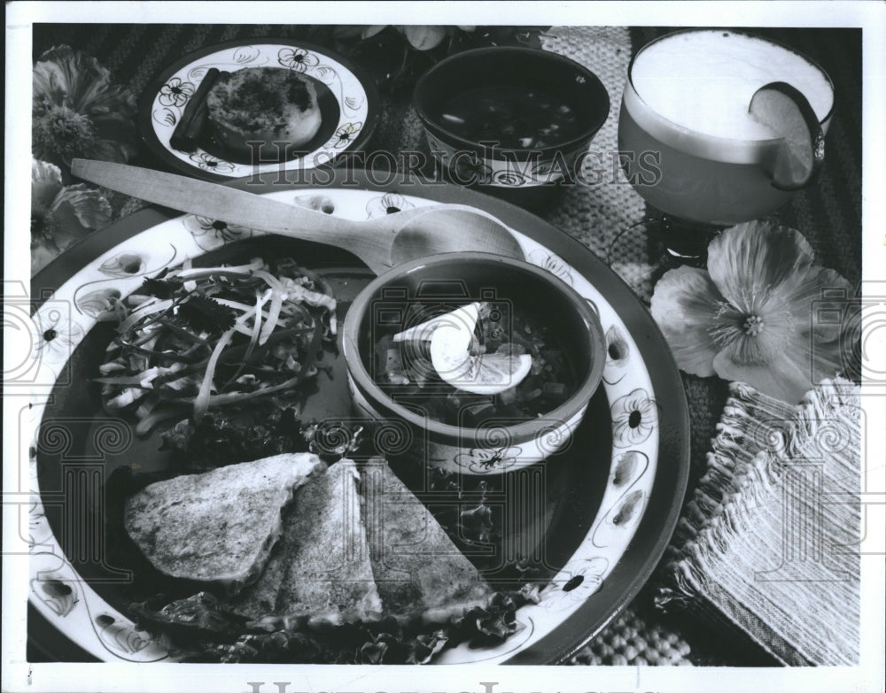 1988 Press Photo Gazpacho Quessildas flan Spanish meal - RSH07039 - Historic Images