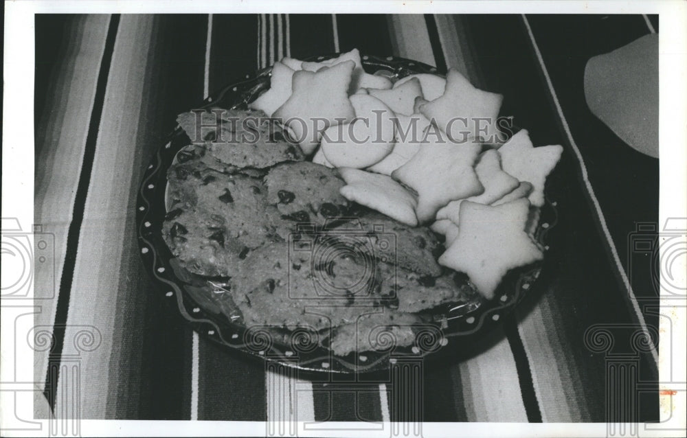 1982 Press Photo Chocolate Chip And Sugar Cookies - Historic Images