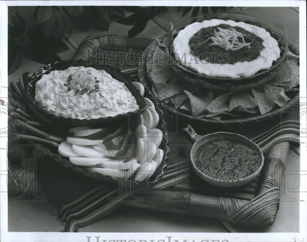 1986 Press Photo Mexi-Cali Layered Dip And Fiesta Shrimp Dip good For Parties - Historic Images