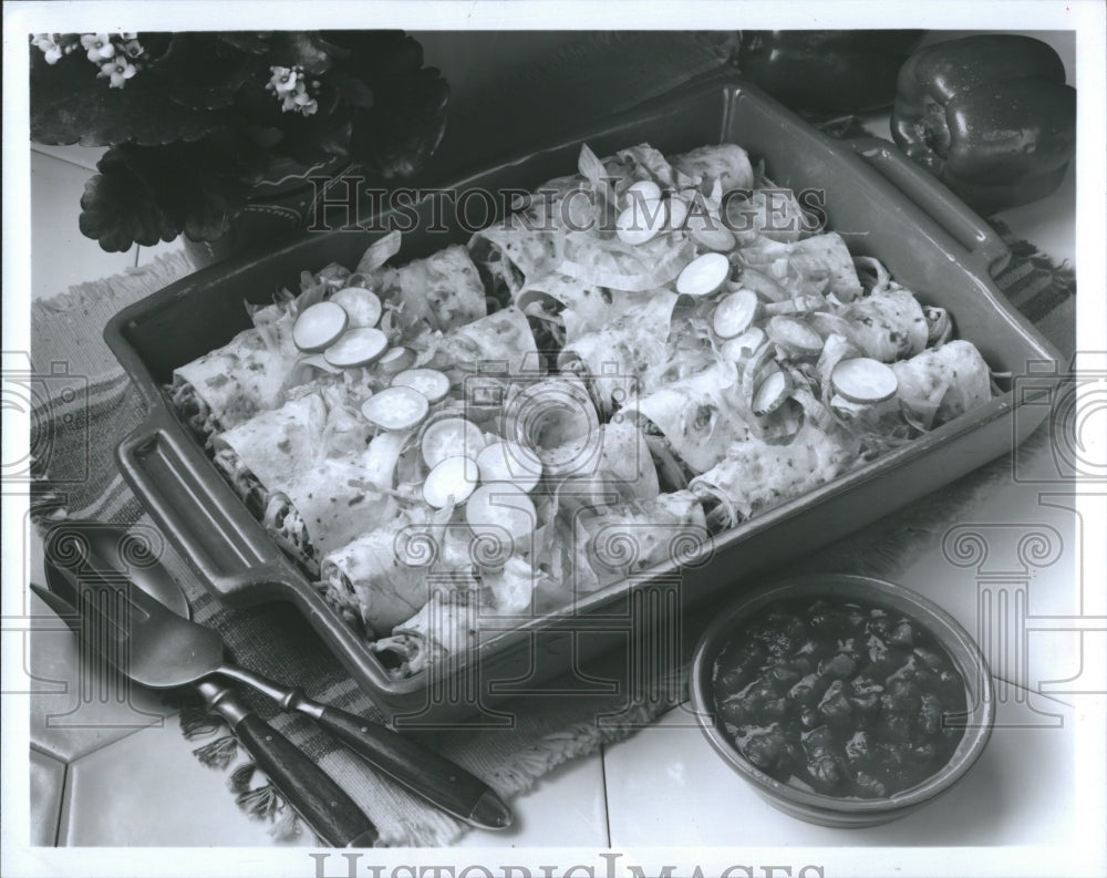 1985 Press Photo Enchiladas Verdes Topped With Lettuce Radishes And Picante Sauc - Historic Images