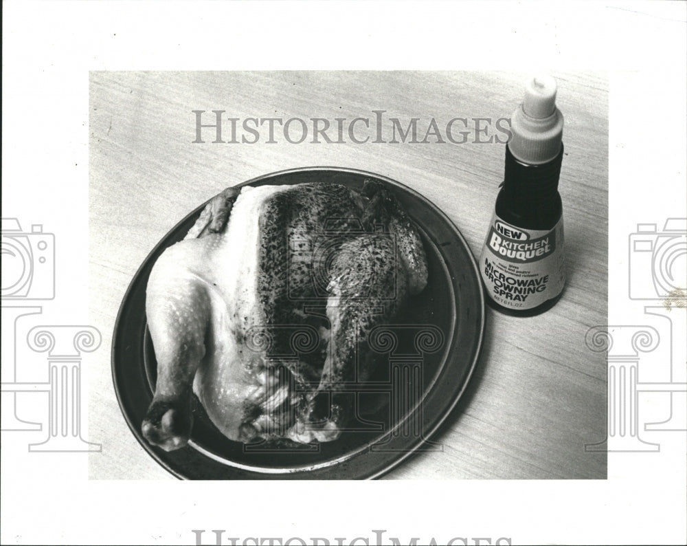 1984 Press Photo Kitchen Bouquet Spray Browned Half Chicken In Microwave - Historic Images