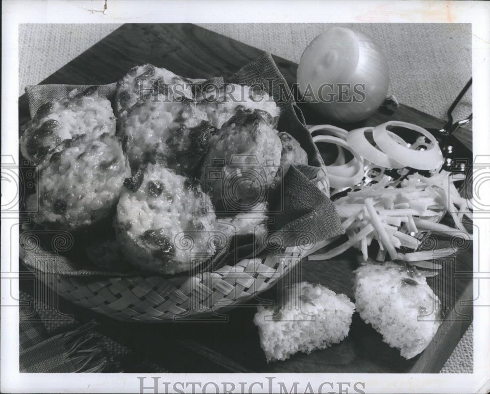 1975 Press Photo Onion Cheese Muffins With Favorite Barbecue Dish Or Casserole - Historic Images