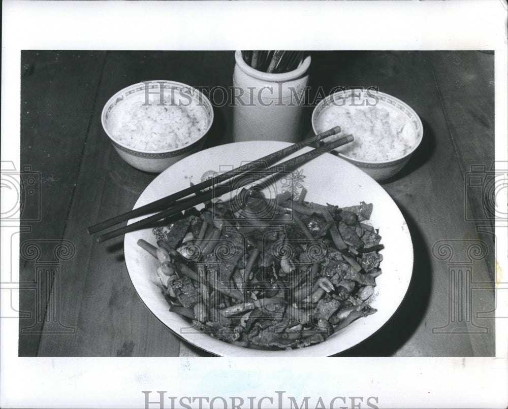 1983 Press Photo Hunan Beef With Peanuts And Rice A Spicy Chinese Recipe - Historic Images