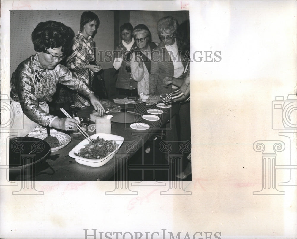 1973 Press Photo Grace Young Chinese Cooking Class - RSH07087 - Historic Images