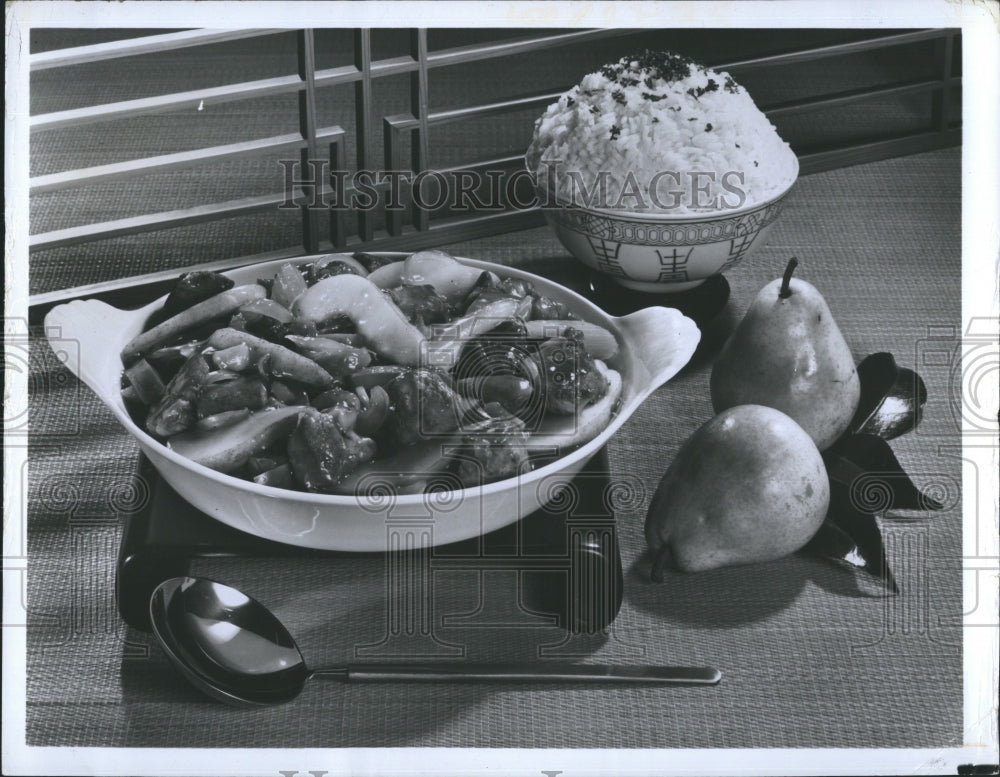 1975 Press Photo Chinese-Style Cooking Pear Pork Casserole - Historic Images