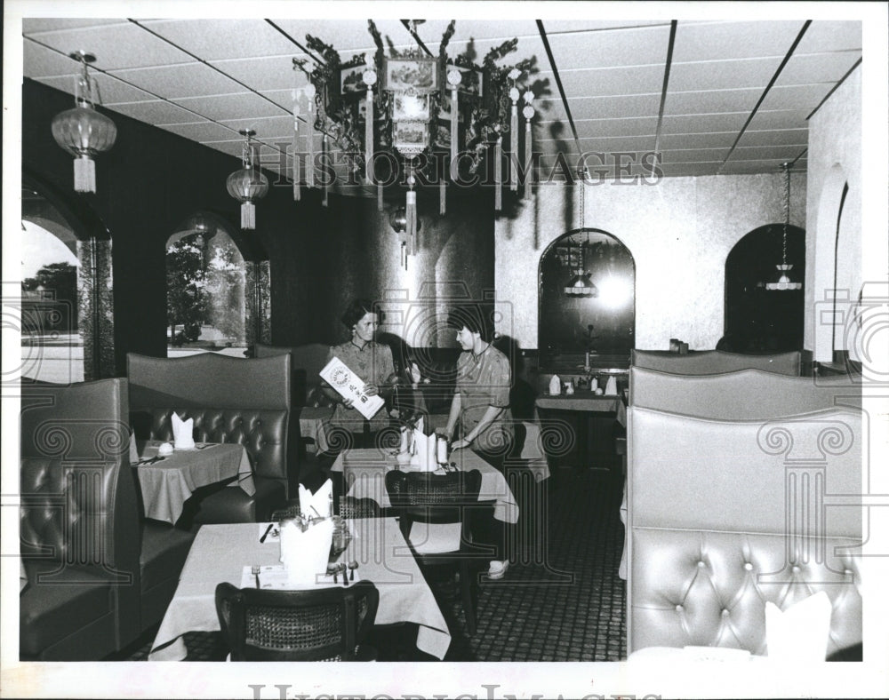 1985 Press Photo Kim Moore And Wah Luu Prepare Seating At Beijing Restaurant - Historic Images