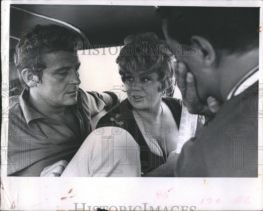 1969 Press Photo Shelley Winters newspaper interview - Historic Images