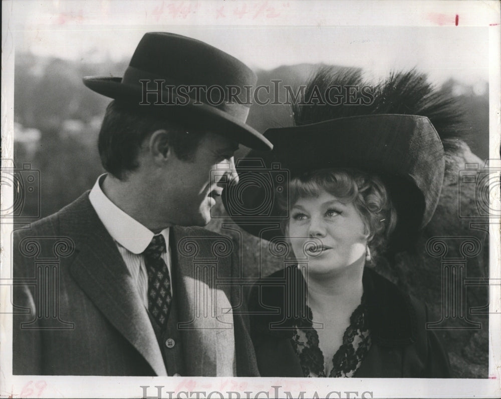 1972 Press Photo Actors Robert Conrad/Shelley Winters in ABC's "Nick Carter" - Historic Images