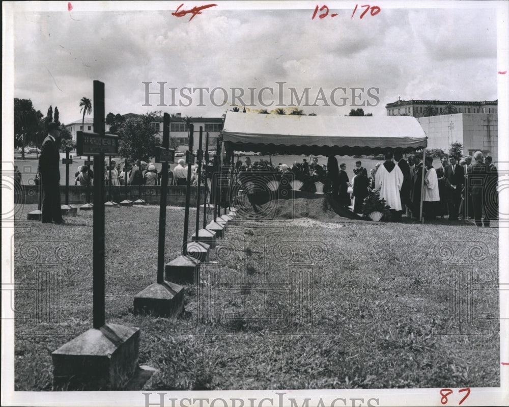 1966 Press Photo Burial Services For Father Jerome Saint Leo Abbey Cemetery - Historic Images