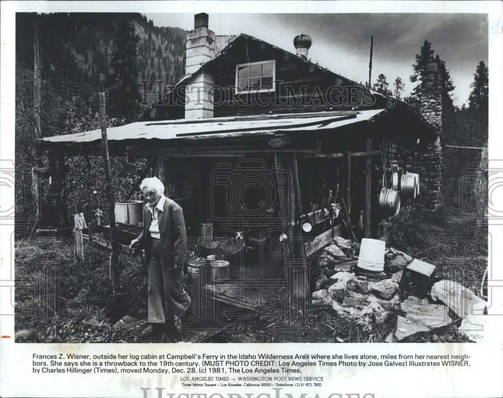 1981 Press Photo Frances Z. Wisner Outside Her Log Cabin In Campbell&#39;s Ferry - Historic Images