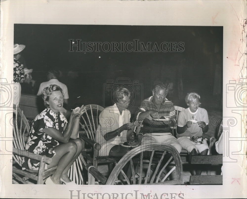 1963 Press Photo People eating food - Historic Images