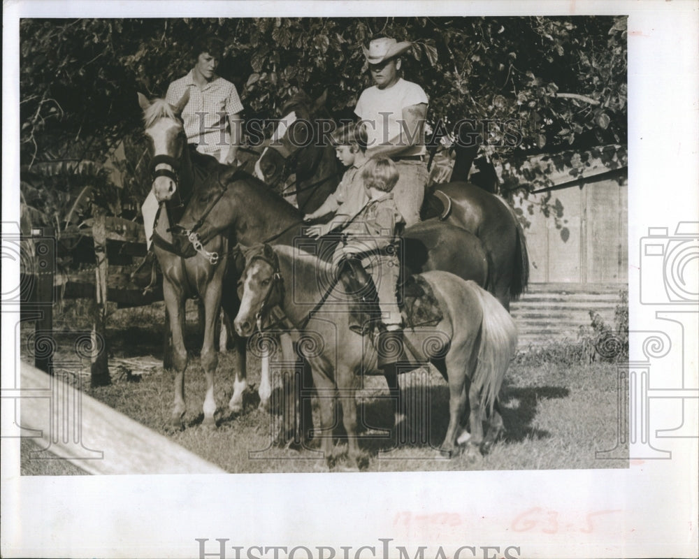 1966 Press Photo James Wilson & Family - RSH07353 - Historic Images