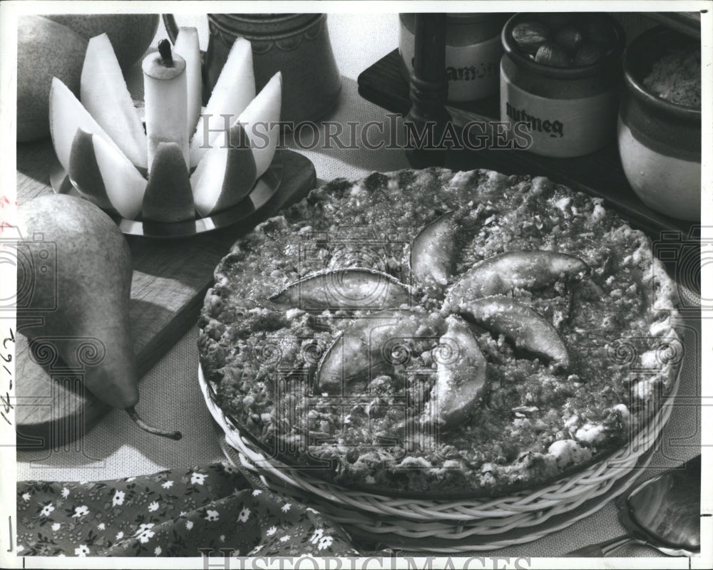 1983 Press Photo Pear Walnut Pie - Historic Images