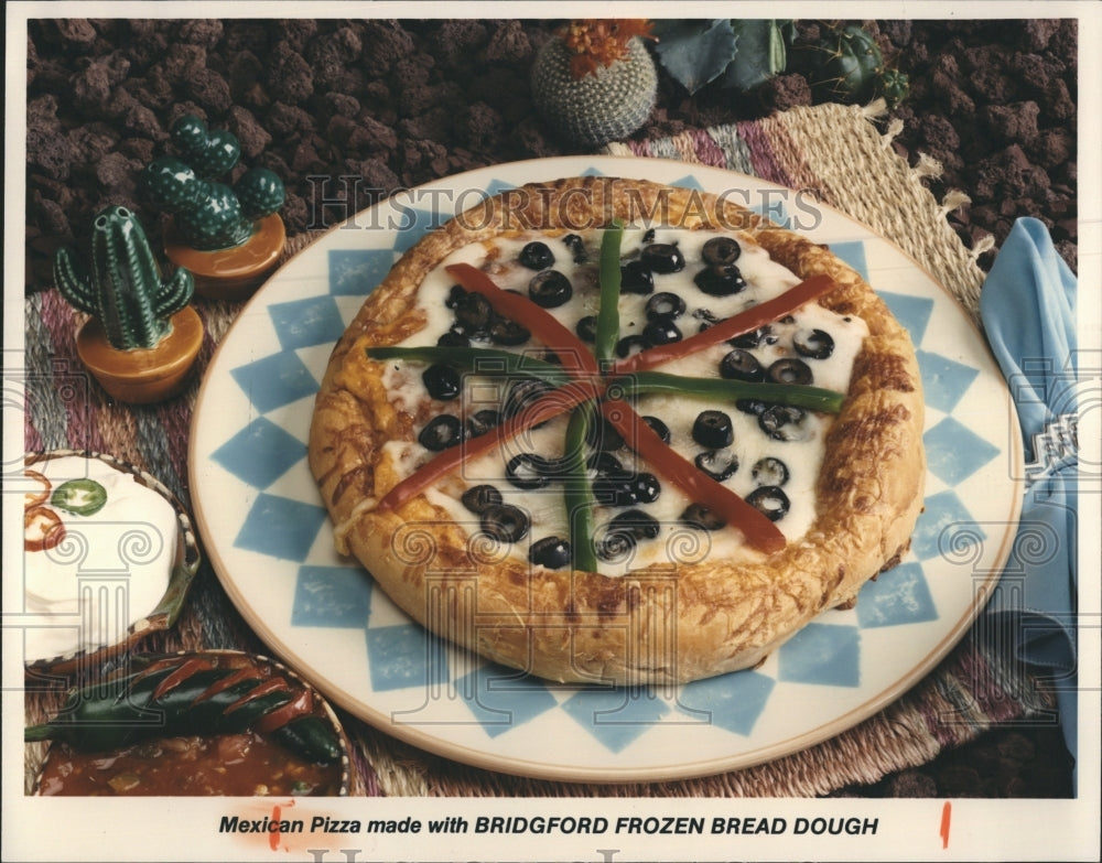 1990 Press Photo Mexican Pizza Made With Bridgford Frozen Bread Dough - Historic Images