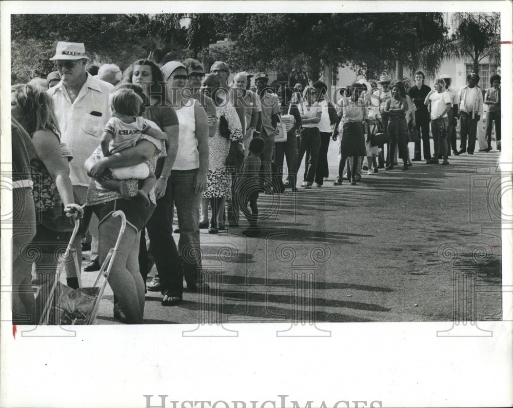 1982 Press Photo People Line Up in St Petersburg for Free Cheese - RSH07409 - Historic Images