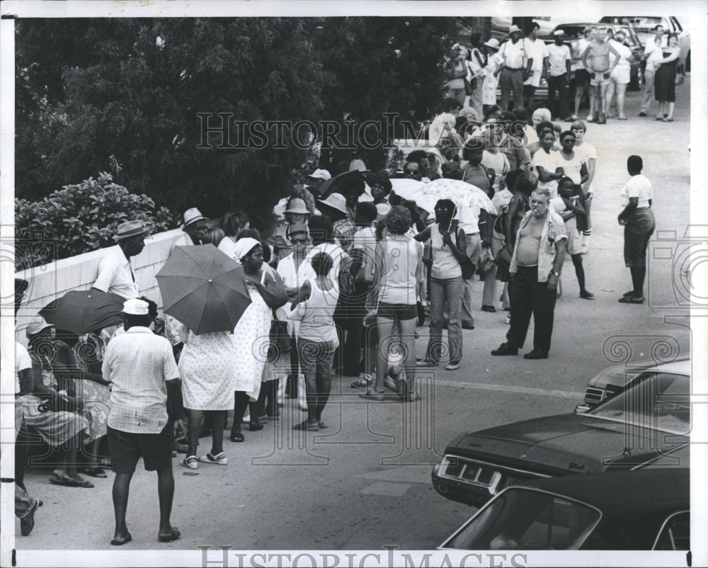 1988 Press Photo Lining up at Salvation Army Kitchen - Historic Images