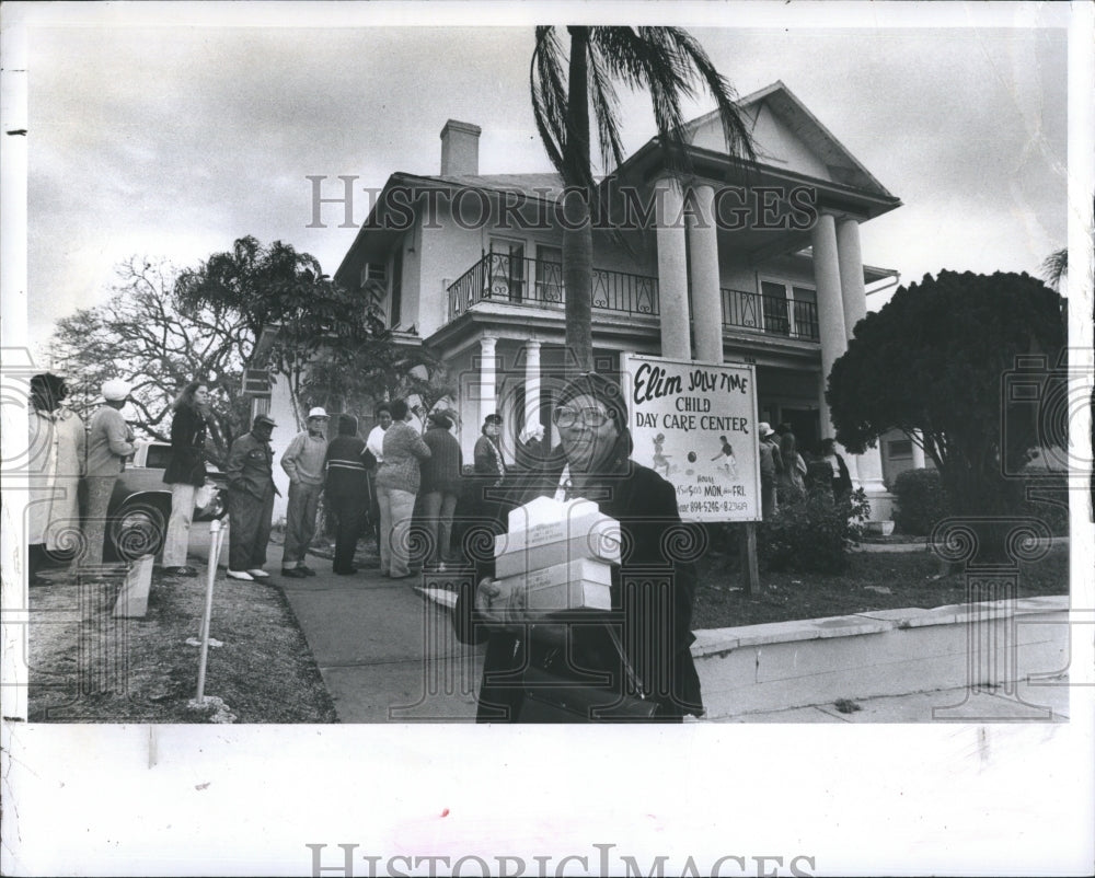 1983 Press Photo Church Community Center During Free Cheese Giveaway - Historic Images