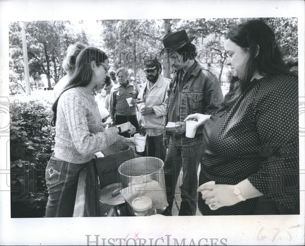 1983 Press Photo Food Give away Bea Moore Sheila Stewart - RSH07417 - Historic Images