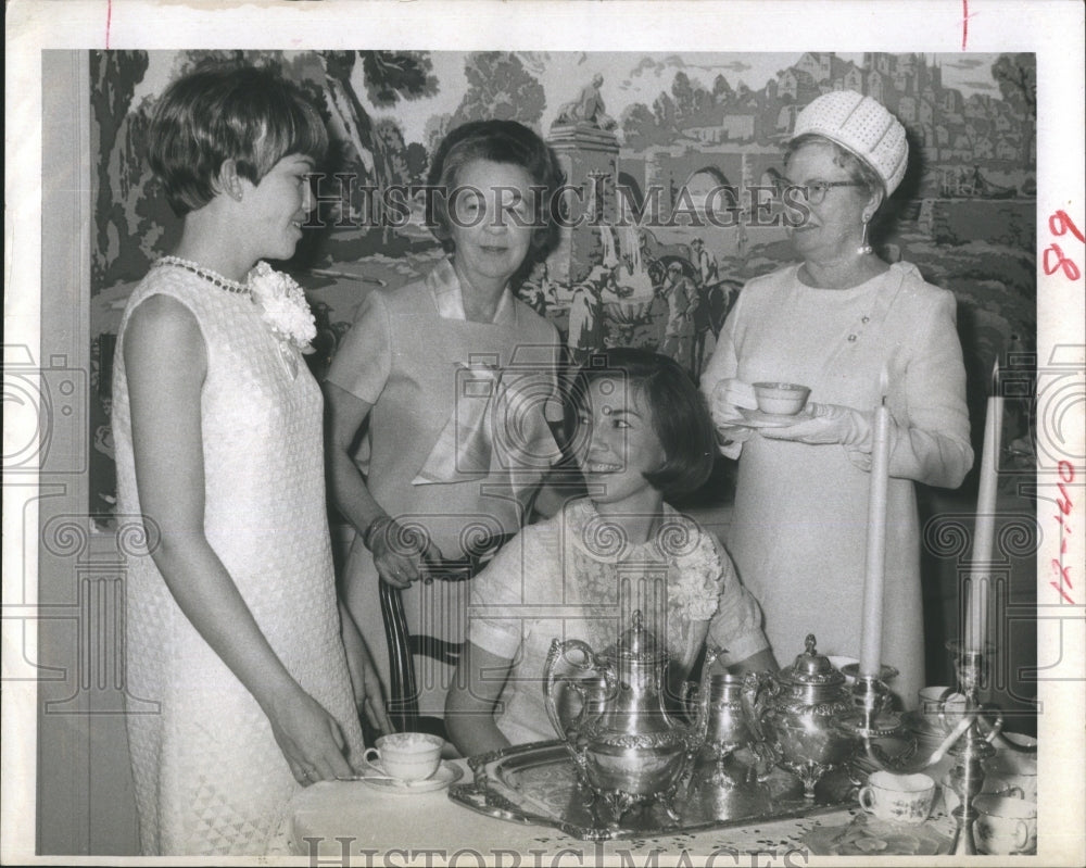 1968 Press Photo Mrs.J Douglas Magnus,Sally Jo Baya,Mrs.Ellis Around Tea Table - Historic Images