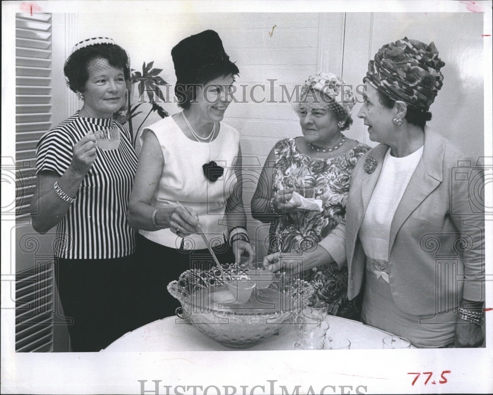 1965 Press Photo Mrs. John Mader hosts an Autumn Lunch at the Yacht Club - Historic Images