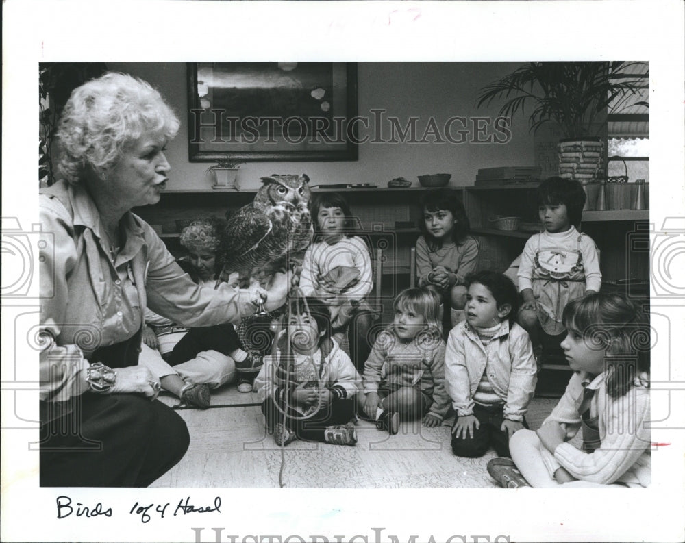 1984 Press Photo Doris Mager Eagle Lady Shows Owl Around School - Historic Images