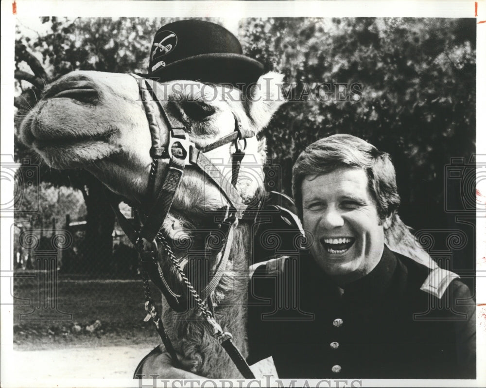 1976 Press Photo Actor Jim Hampton and His Camel in the Film &quot;Hawmps&quot; - Historic Images