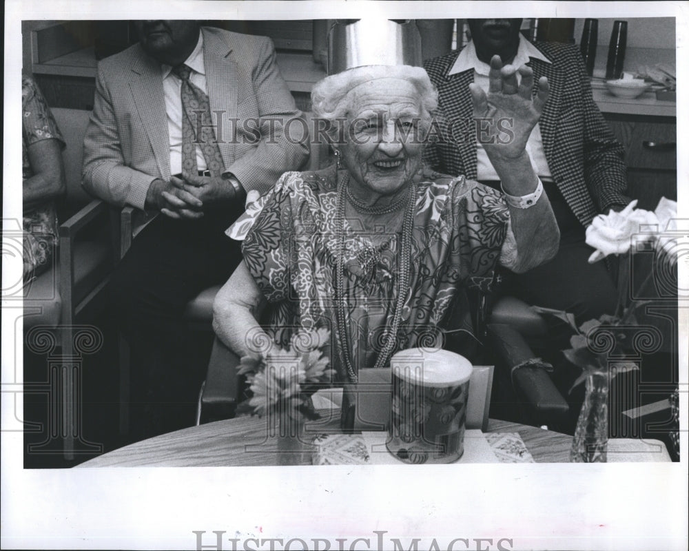 1984 Press Photo Annie Poole Lives To Age 102/Secretary - Historic Images