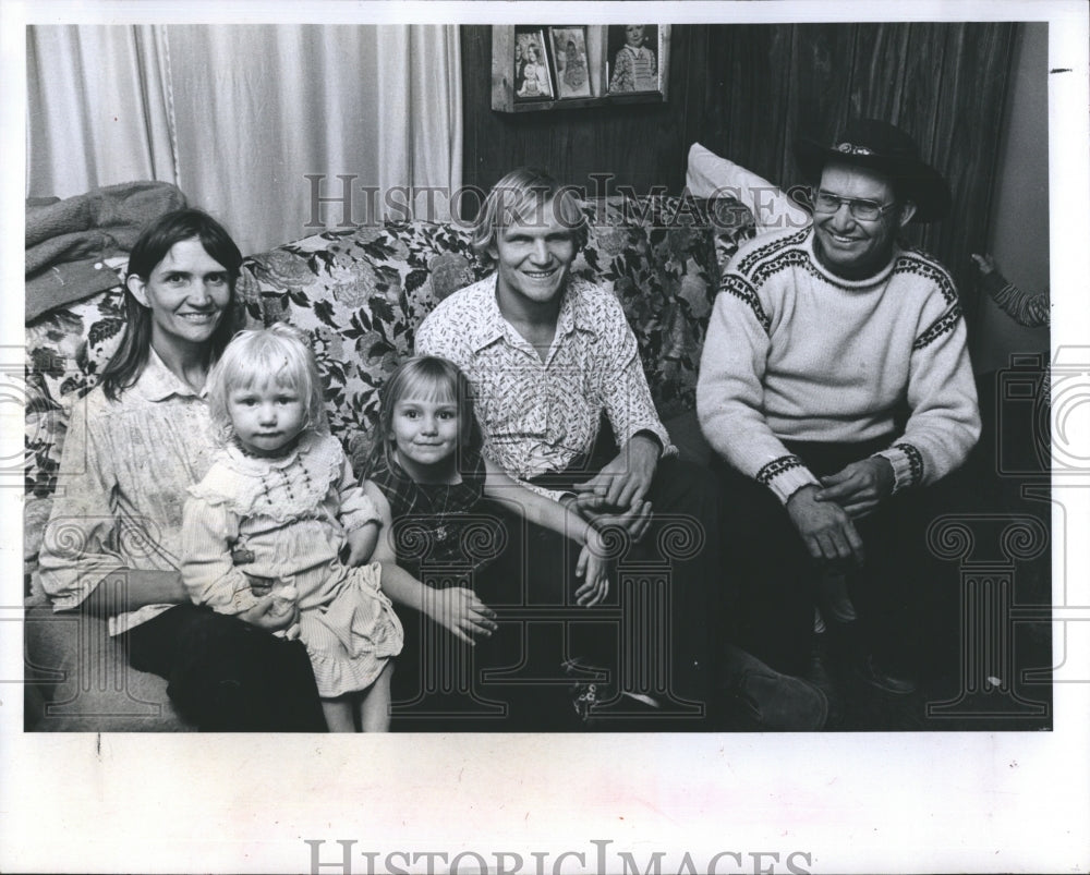 1980 Press Photo of blind man Jesse Pope, brother John, sister Margie & her kids - Historic Images
