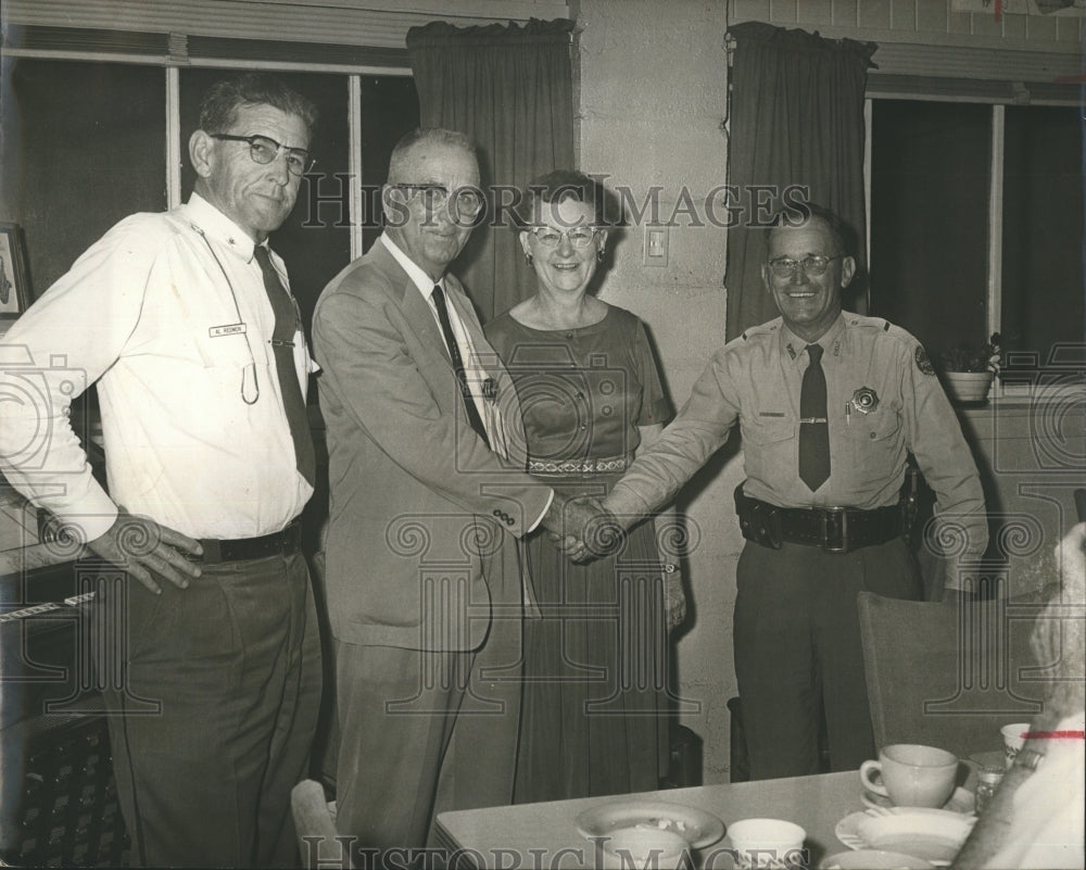 1962 Press Photo of Sgt. R. W. Pope of Palmetto PD getting gold badge award - Historic Images