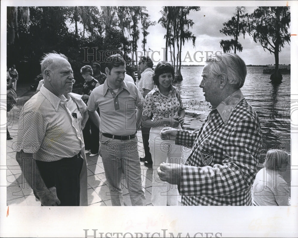 1976 Press Photo Richard Downing Pope Sr Dick Pope Jr - Historic Images