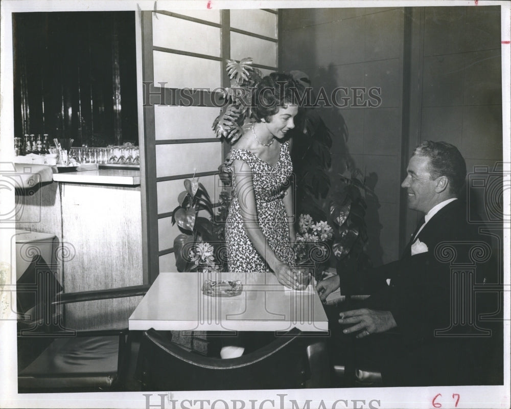 1963 Press Photo Barbara Popham as Hostess at Holiday Motor Lodge, Chuck Cusic - Historic Images