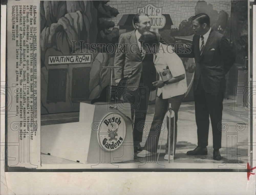 1972 Press Photo Sam Yorty St. Petersburg Mayor, Mike Robertson, August A. Busch - Historic Images