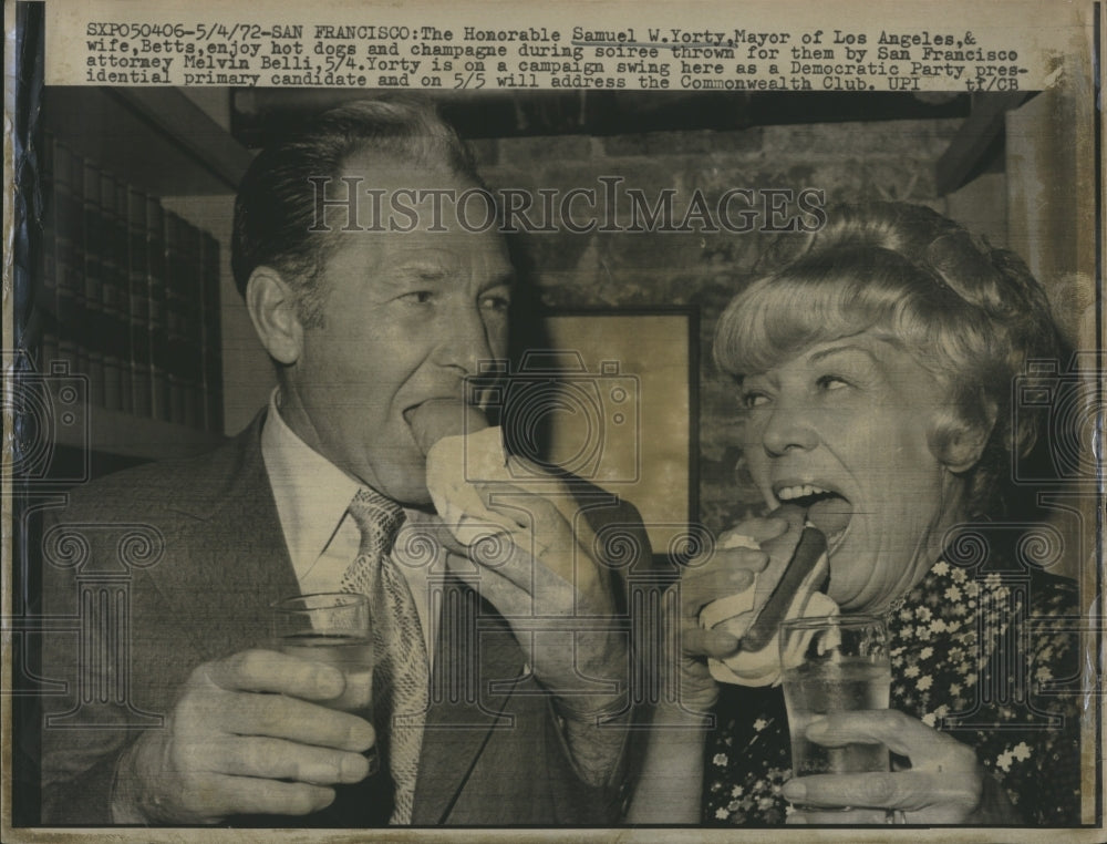 1972 Press Photo Samuel W. Yorty &amp; Wife Betts, Eats Hotdog &amp; Champaign - Historic Images