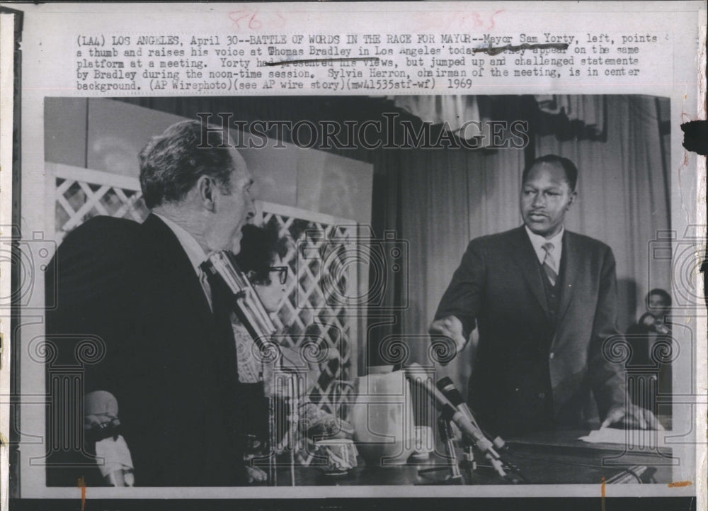 1969 Press Photo of L.A. Mayor Sam Yorty and Thomas Bradley at meeting - Historic Images