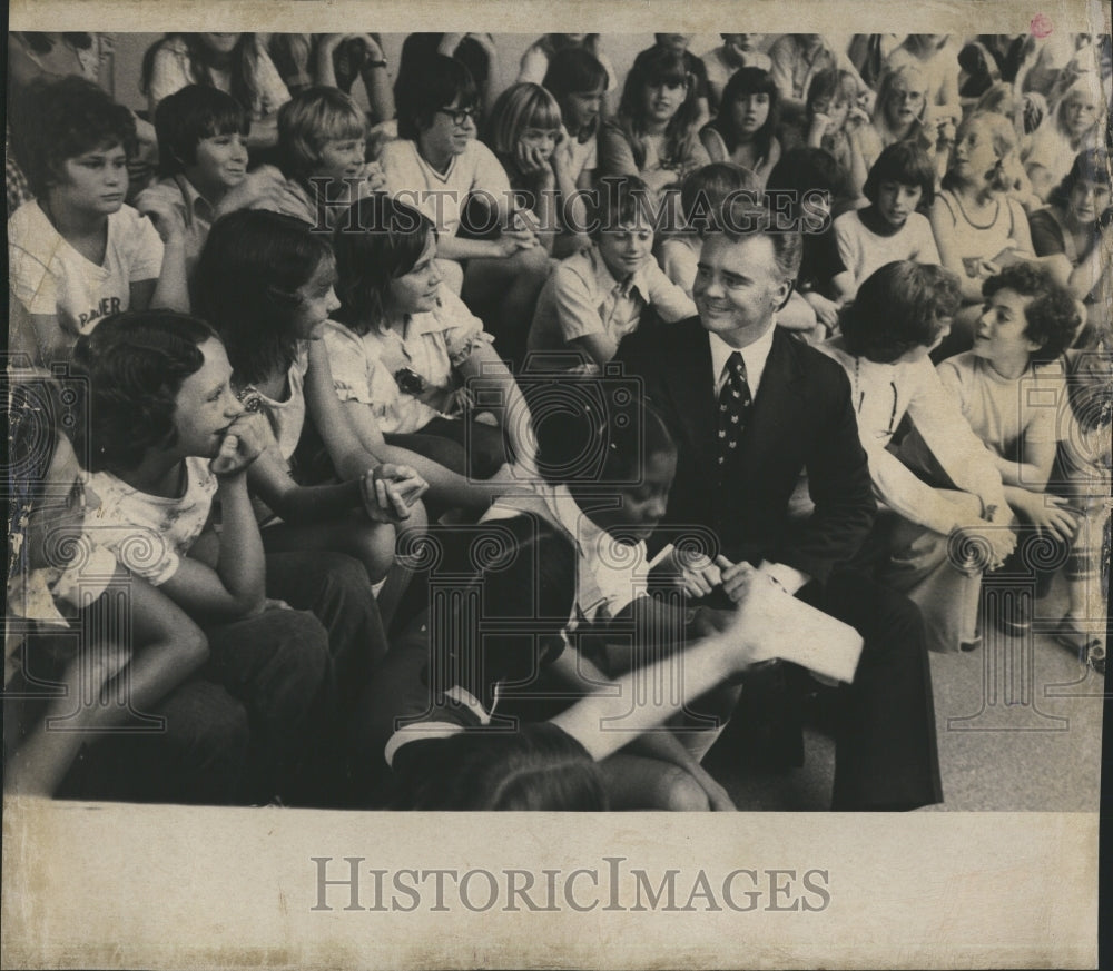 1975 Press Photo Man in Suit sitting with kids - RSH07939 - Historic Images