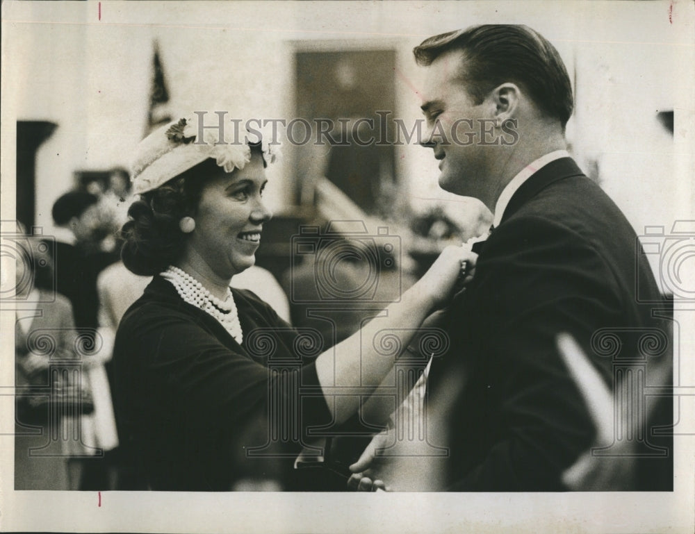 1961 Press Photo Senate Chamber Young's Wife Marian Pin Flower To His Lapel-FL - Historic Images