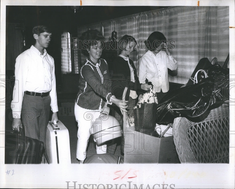 1969 Press Photo Young Family - RSH07955 - Historic Images