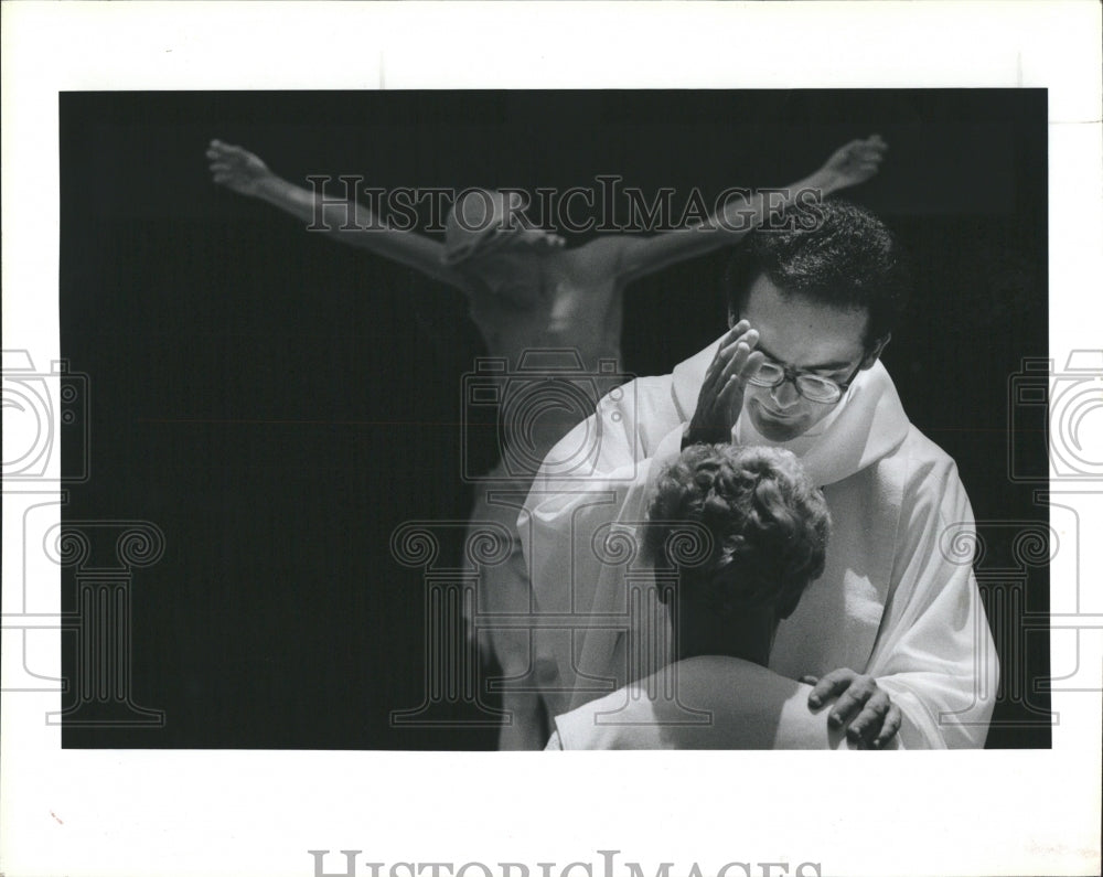 1981 Press Photo Father Thomas Madden says his first mass at St. Patrick's - Historic Images