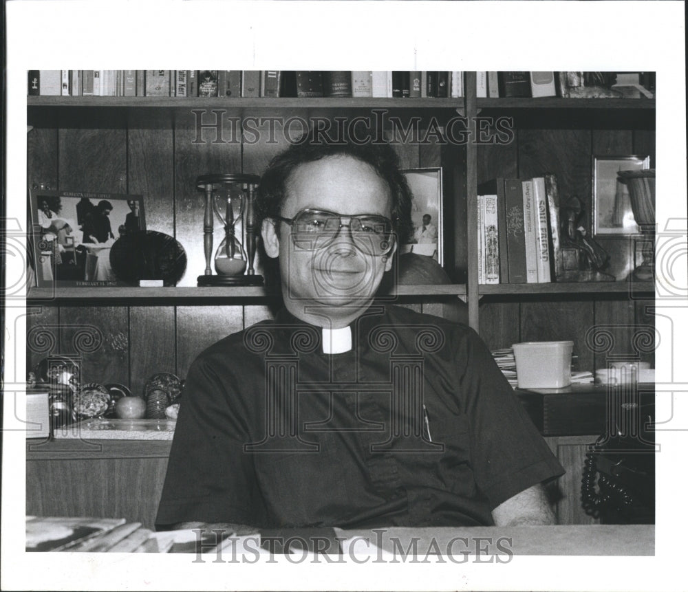 1986 Press Photo Rev. Thomas Madden Rescued an 80 yr old man from a burning car. - Historic Images