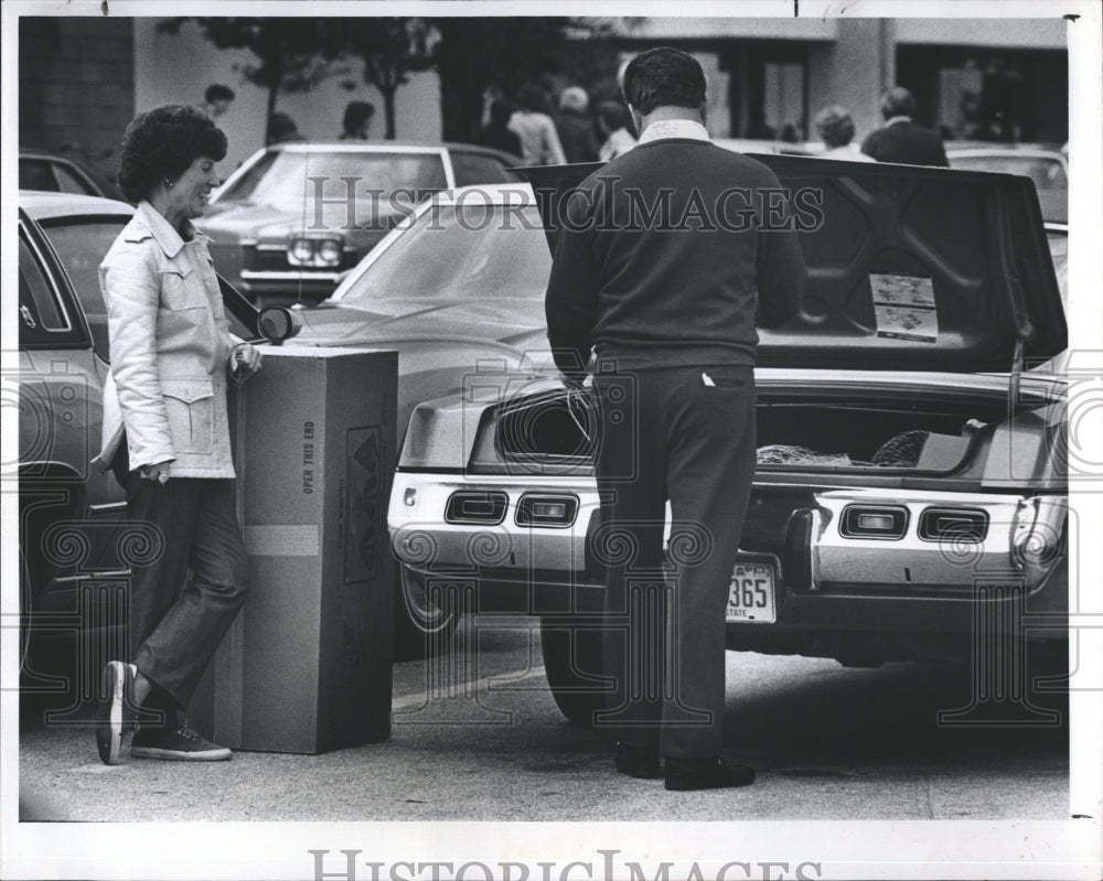 1977 Press Photo Paul Madden trying to get Christmas tree in car trunk - Historic Images