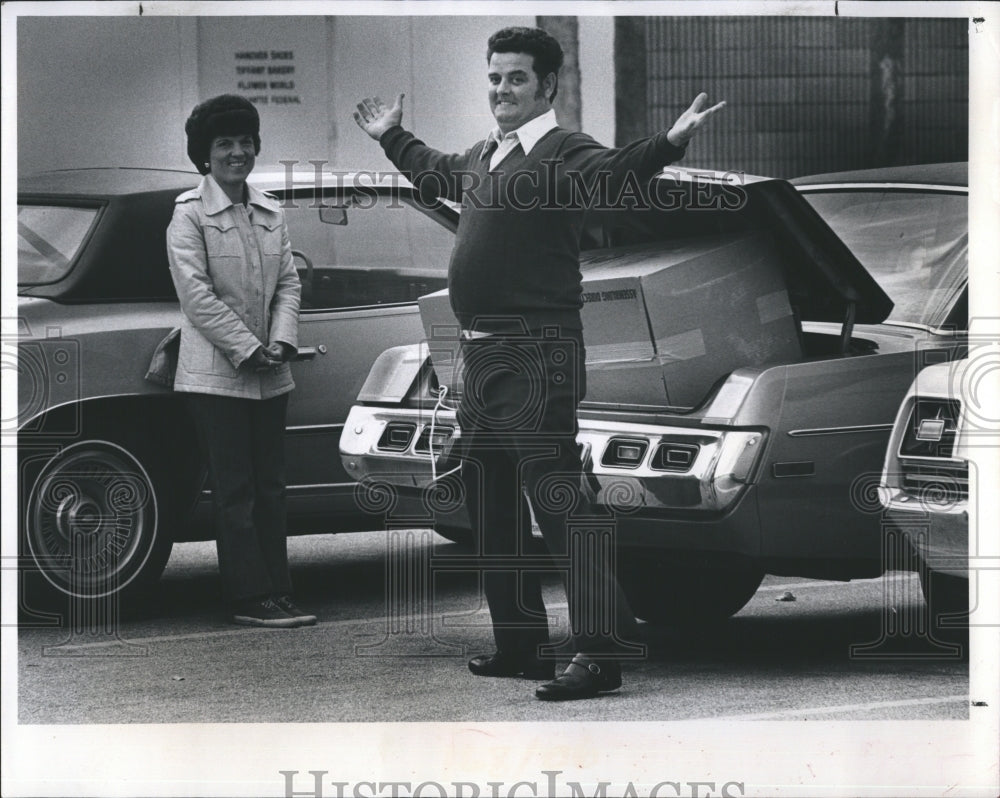 1977 Press Photo Paul Madden buy Christmas Tree - RSH08001 - Historic Images