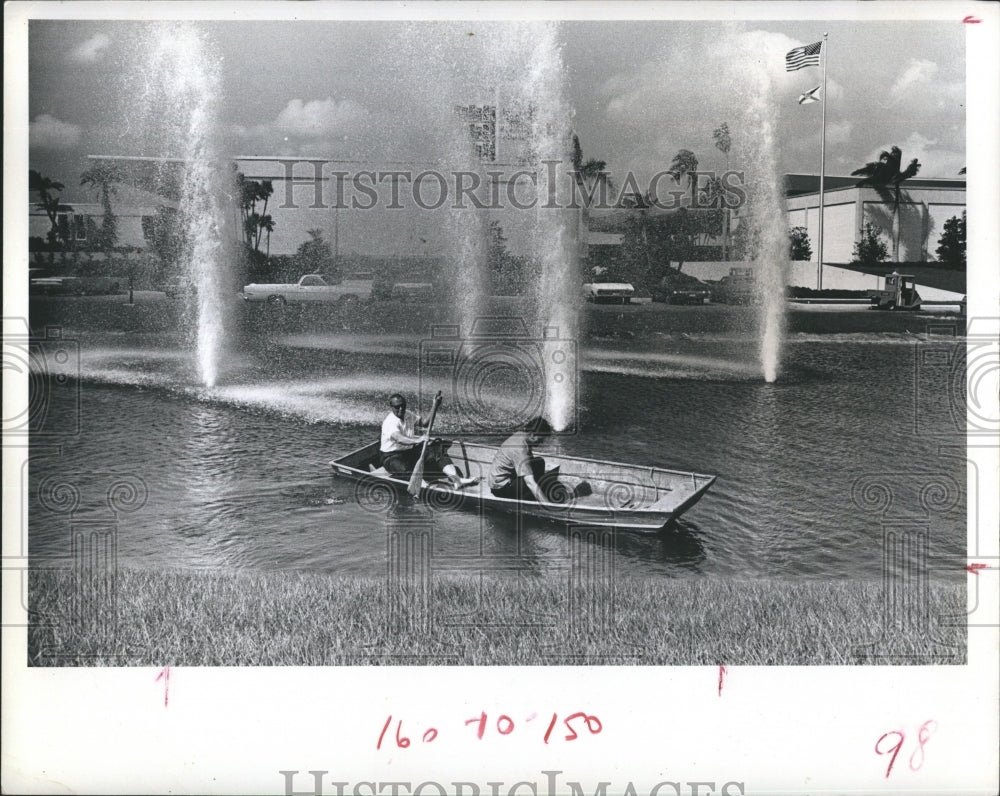 1972 Press Photo Unclogging Fountains at the Florida Power Building. - Historic Images