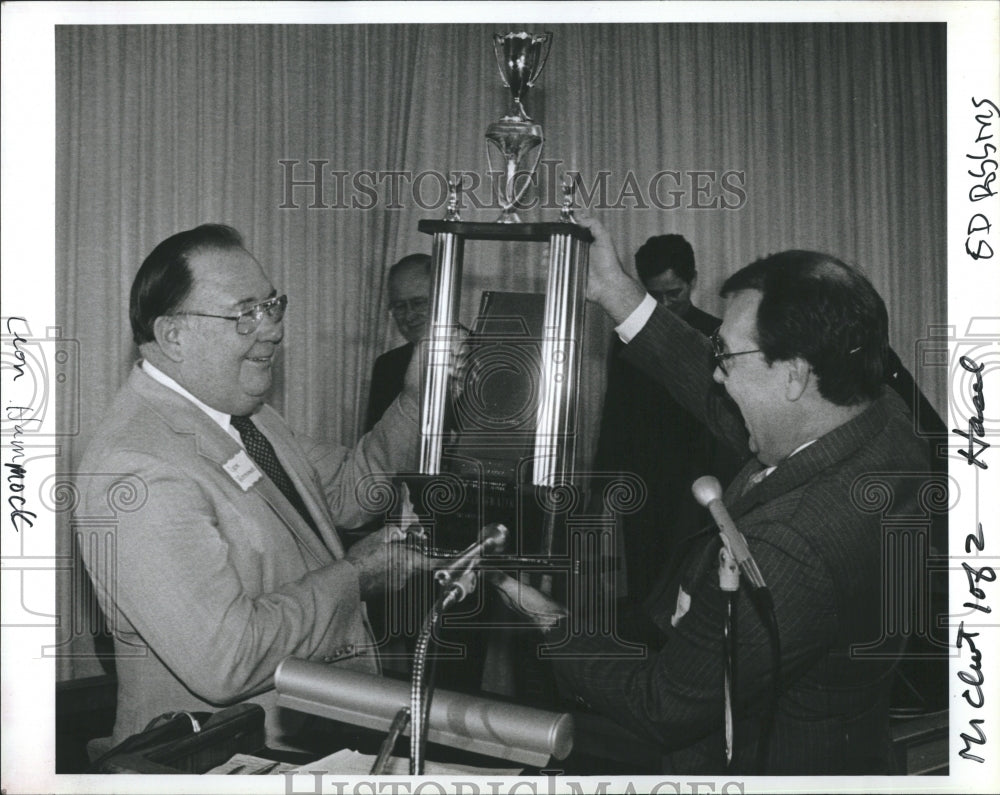 1984 Press Photo Leon R Hammock Gets Trophy From J Ed Robbins-Mr Clearwater FL - Historic Images