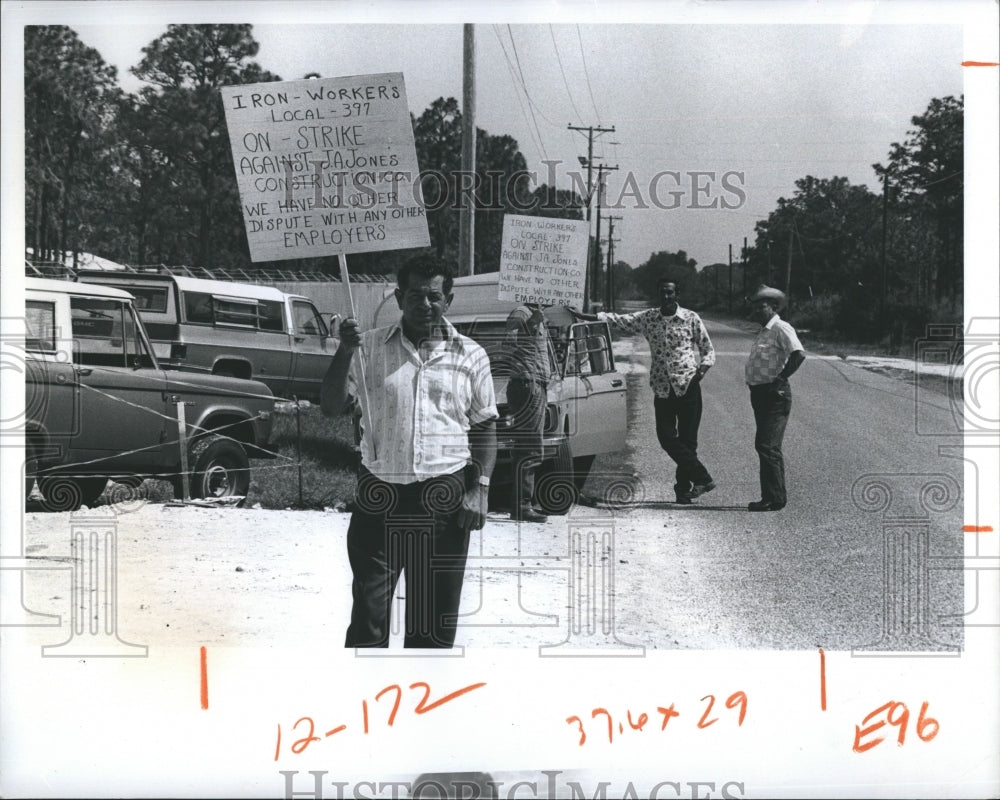 1976 Press Photo Florida Power Corporation Construction Worker Strike - Historic Images