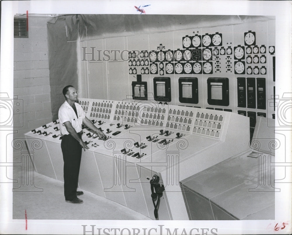 1958 Press Photo Howell Ware throws switch starting operations, which will send - Historic Images