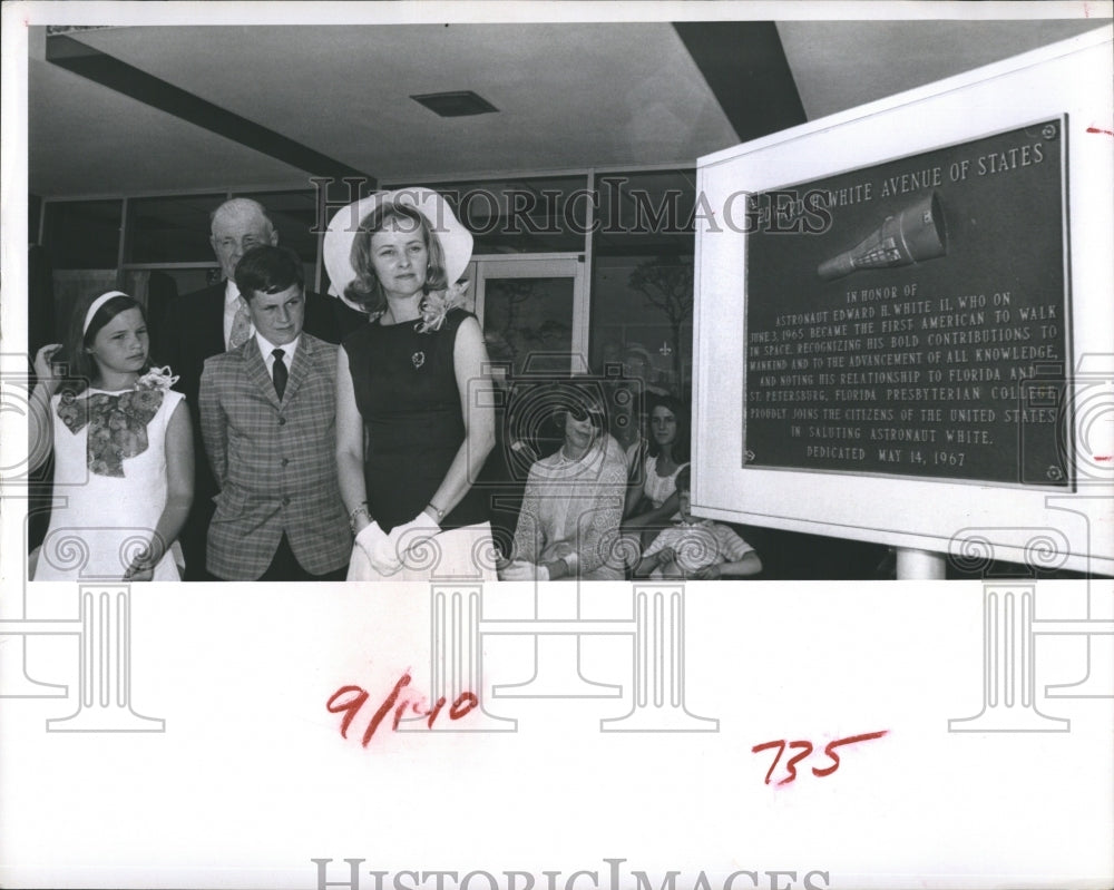 1967 Press Photo White's Widow, children Father Stand as Astronaut's Plaque - Historic Images