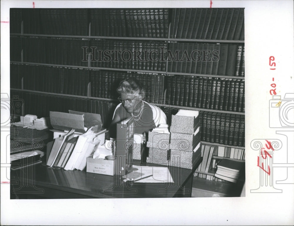 1968 Press Photo Volunteer Mrs Norman Huff, a member of the typing pool - Historic Images