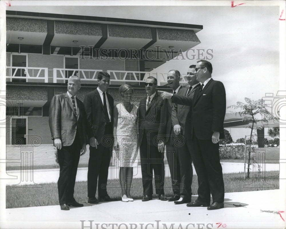 1966 Press Photo St. Petersburg Officials at Florida Presbyterian College - Historic Images